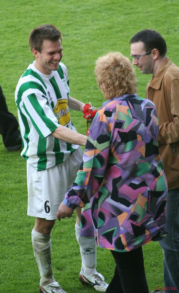 Jiří Vágner si přebírá cenu pro nejlepšího hráče utkání