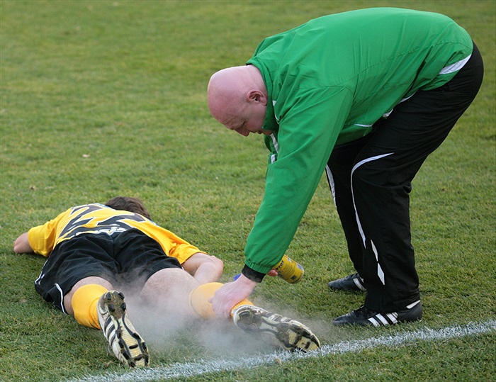 S první pomocí přispěchal Vláďa Hric.