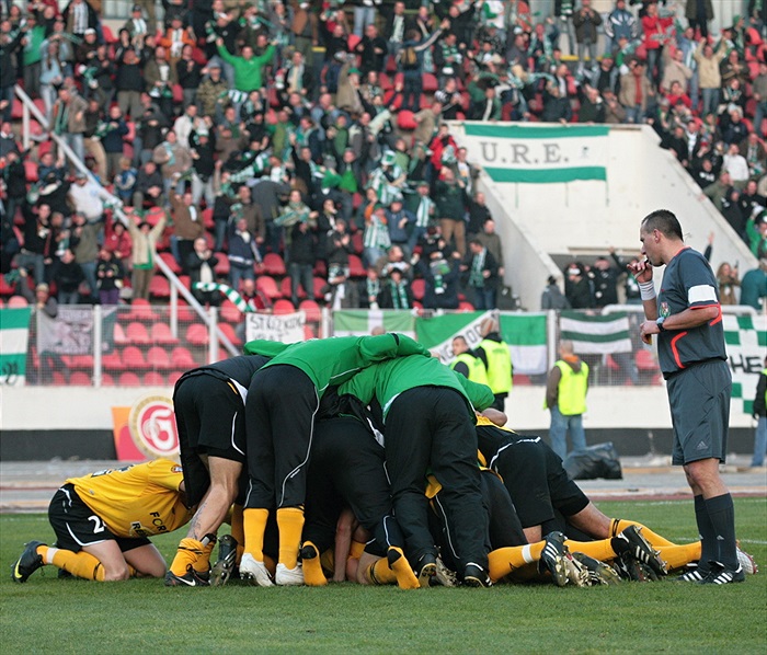 Sudí se snaží rozehnat gólovou radost.