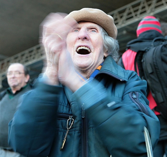 Paní Tichá, nejstarší fanynka, se raduje z vítězství.