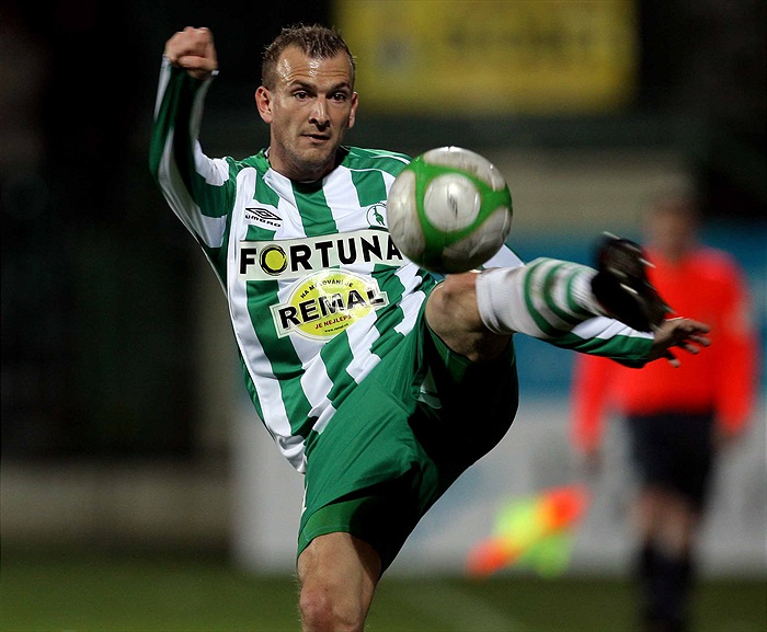 Ferenc Róth zpracovává balón.