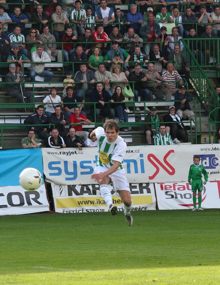 Martin Kotyza napřahuje a střílí prvnígól zápasu.
