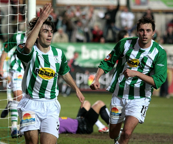 Morávek se raduje z gólu.