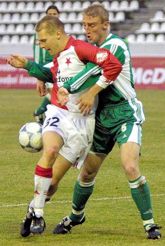 Michal Valenta těsně hlídá slávistu Pitáka