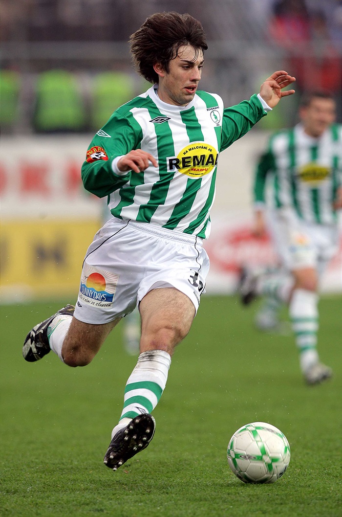 Morávek se řítí vpřed.