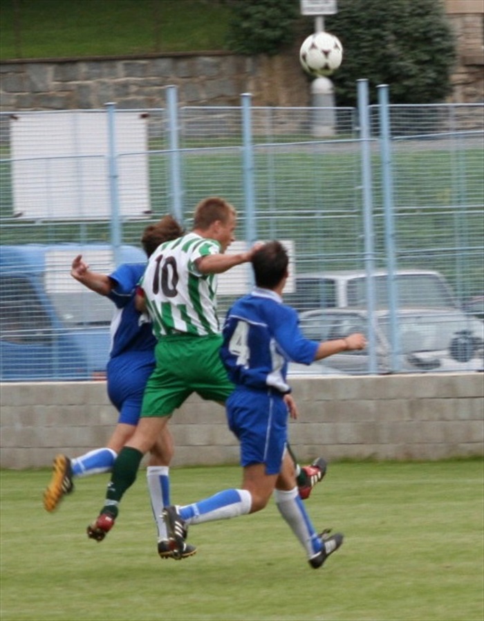Tradiční obrázek - dravý Dalibor Slezák mezi obránci soupeře.