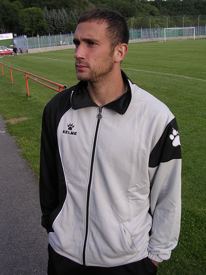 Štěpán Kolář v nové teplákové soupravě od Kelme.