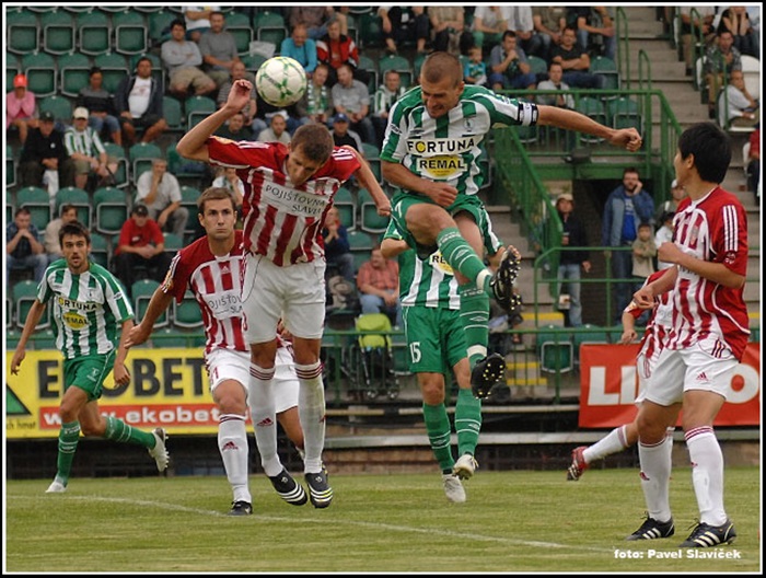 Kapitán Nikl hlavičkuje.