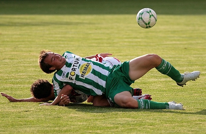 Ivan Hašek v bolestivém souboji.