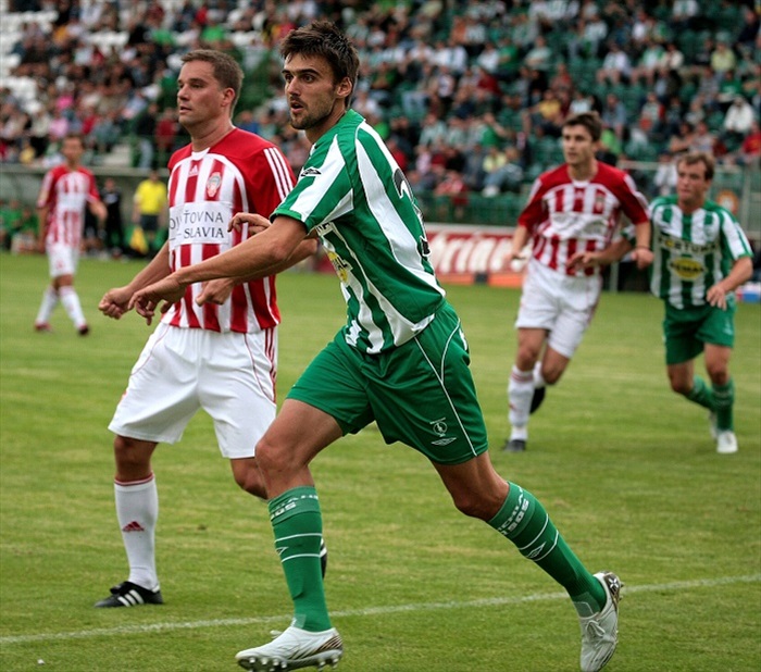 Bálek se dere za míčem.