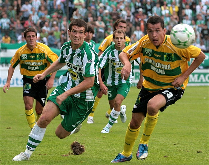 Bartek se řítí na branku.