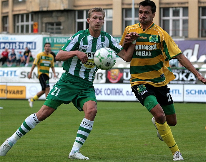 Škoda bojuje o míč.