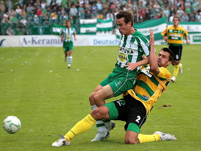 Na Moravce důrazně dotírá Knakal.