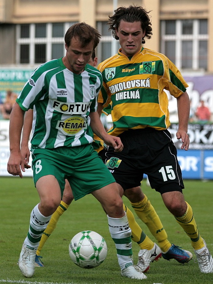 Ivan Hašek si kryje míč.