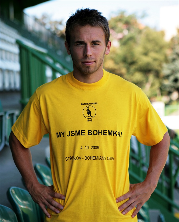 Jan Štohanzl v tričku, ve kterém půjdou fanoušci na zápas se Střížkovem.