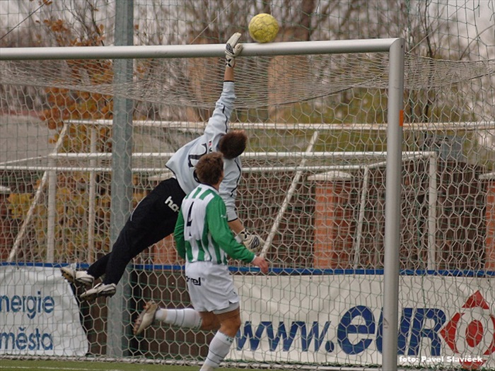 Gólman Hrábek vytěsňuje míč na břevno