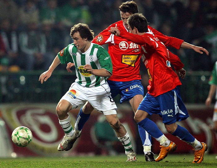 Ivan Hašek mezi dvěma soupeři.