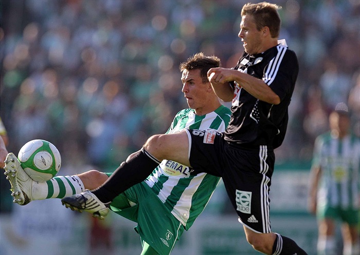 Jan Moravec odkopává.