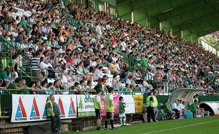 Zaplněná hlavní tribuna.