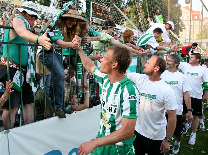 Slezi a za ním trenéři...