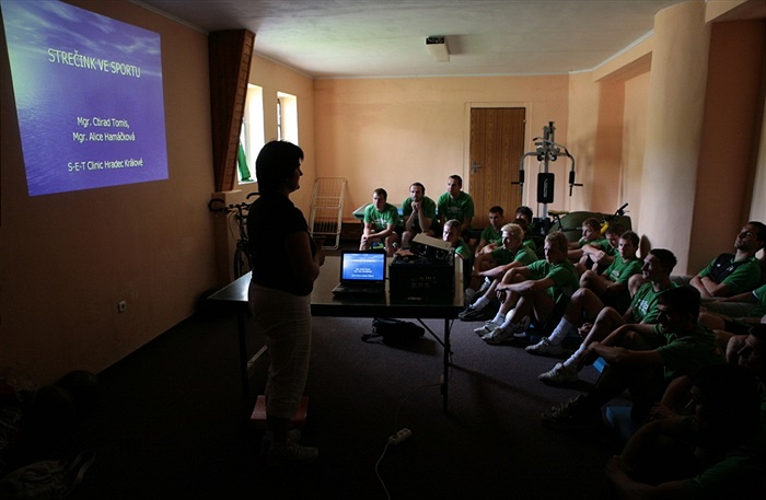 Přednáčka fyzioterapeutky Hamáčkové o strečinku.