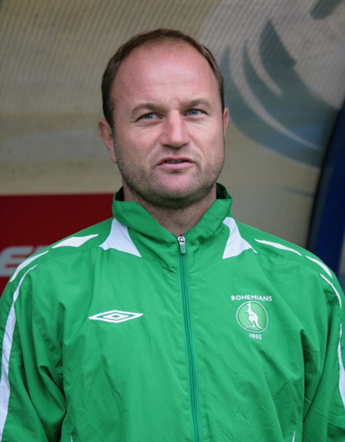 Trenér před utkáním.