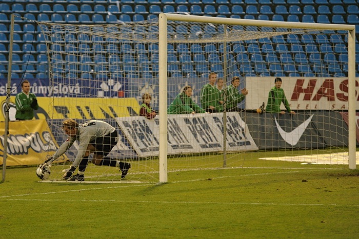 Brankář Baránek loví míč ze své sítě.