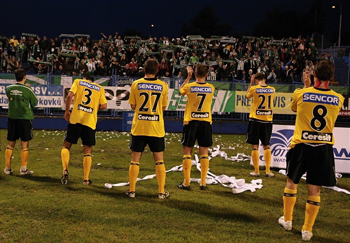 Poděkování fanouškům po utkání.