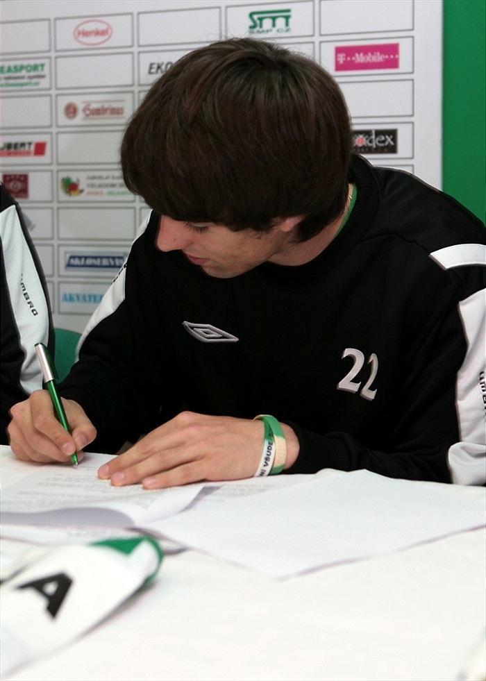 Jan Morávek při podpisu smlouvy.