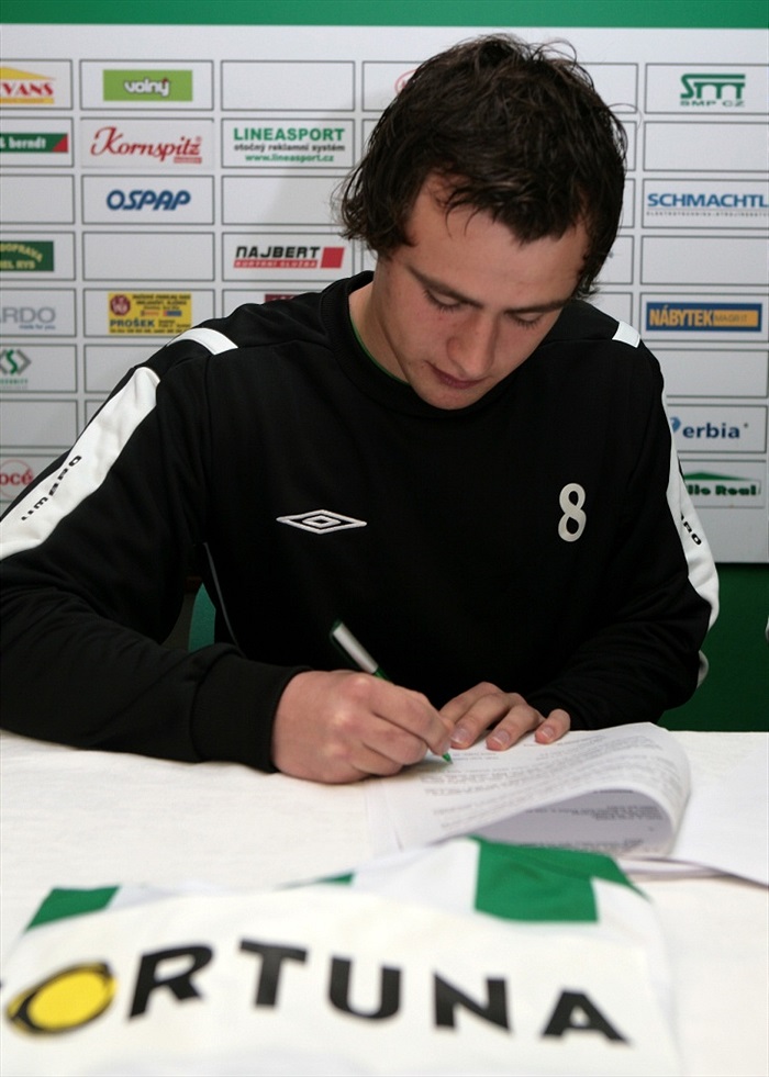 Ivan Hašek při podpisu smlouvy.