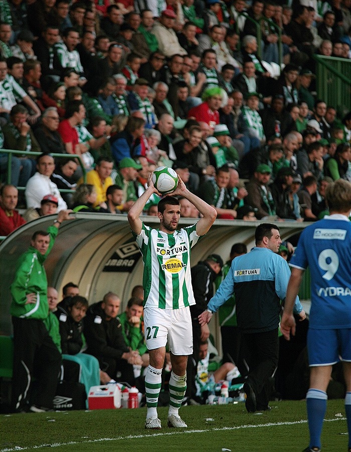 Martin Cseh vhazuje před plnou tribunou