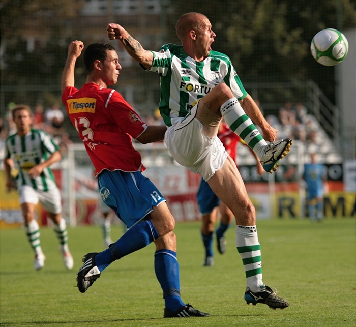 Hartig zpracovává míč.