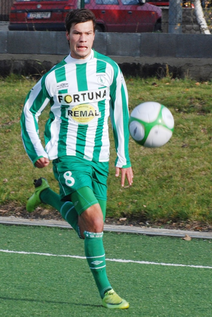 Ladislav Květoň si nabíhí do volného prostoru ...