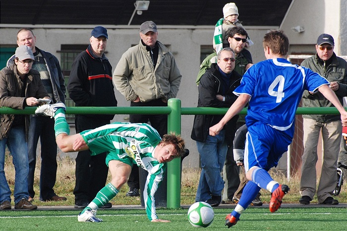 Květoň se i v pádu snaží zblokovat soupeře