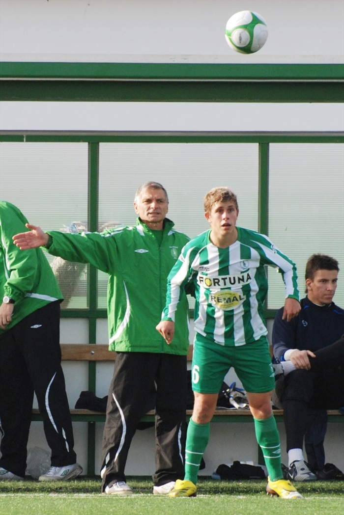 Ježdík vhazuje pod dohledem trenéra Hradeckého