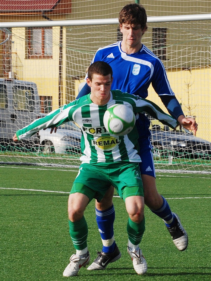 Bartek si kryje míč