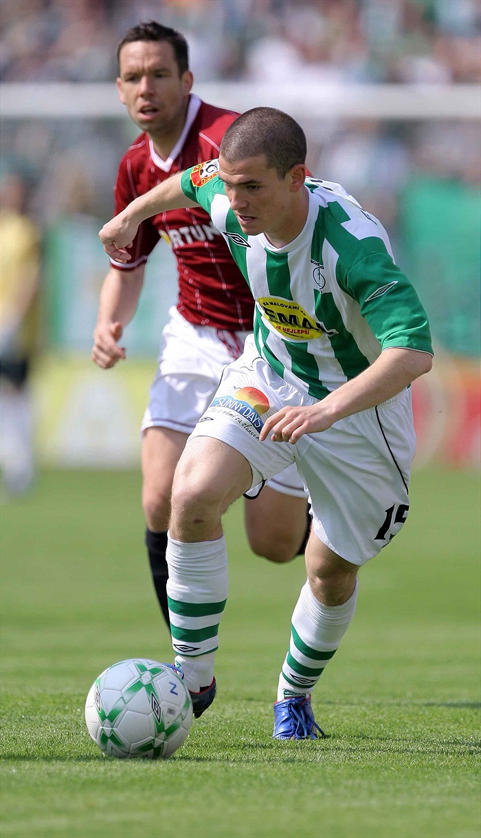 Bartek se dere do útoku.