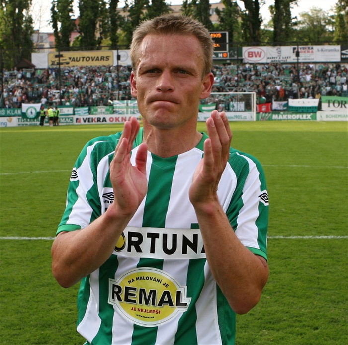 Slezi tleská fanouškům.