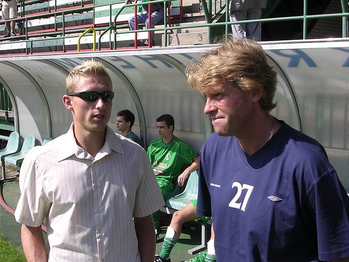 Trenér Zbyněk Busta diskutuje s bývalým hráčem Bohemky Tomášem Kulvajtem.