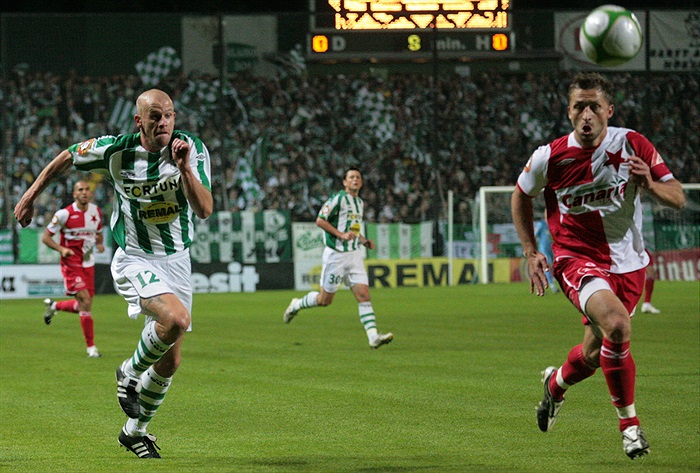 Hartig sprintuje za míčem.