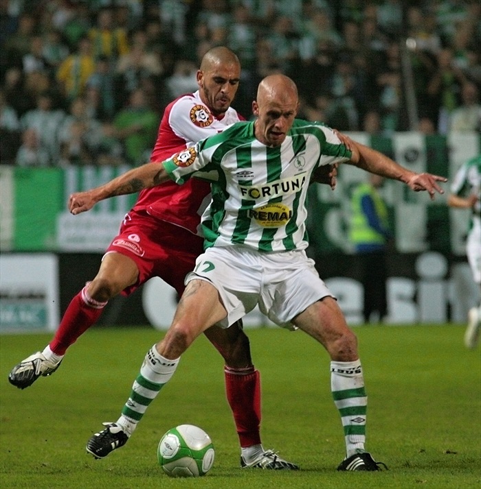 Hartig si kryje míč.