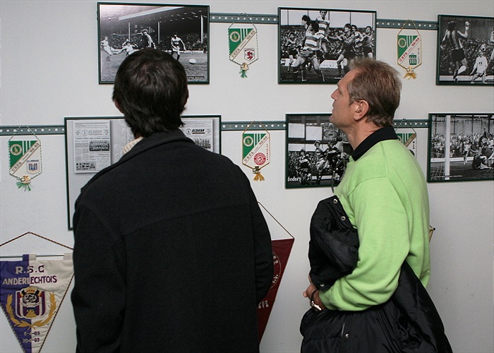 Mistři si prohlížejí výstavu.