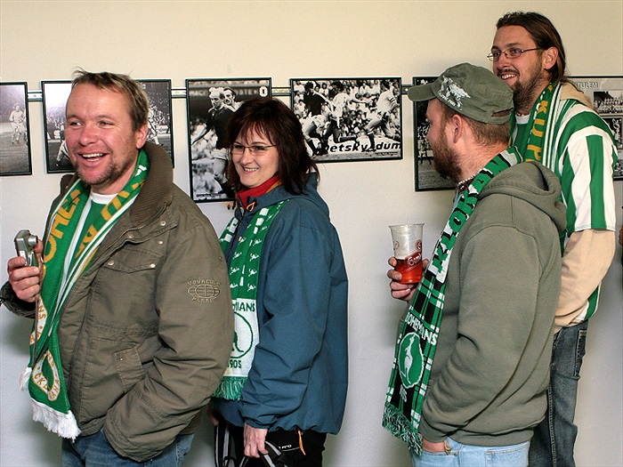 Zástupy fanoušků na výstavě.