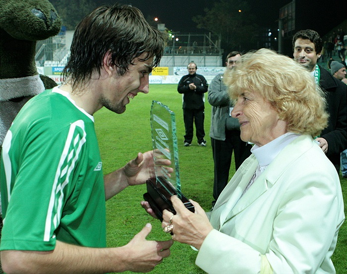 Paní Pospíchalová předává cenu pro nejlepšího hráče Janu Morávkovi.