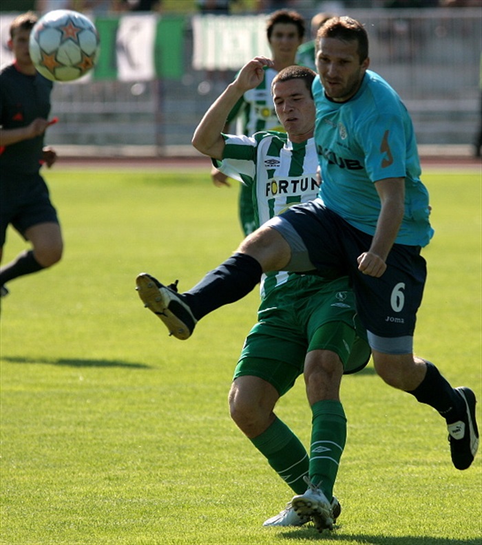 Bartek se k míči nedostal.