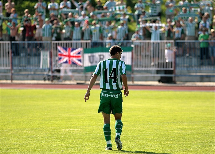 Marek s fanoušky v zádech.