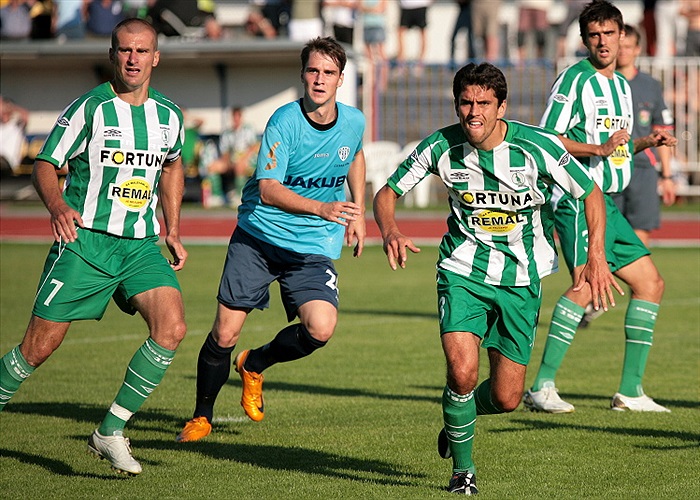 Lukáš a Nikl nabíhají na roh.