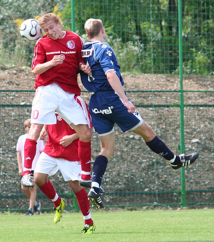 Tomáš Kulvajt v hlavičkovém souboji s Malířem.