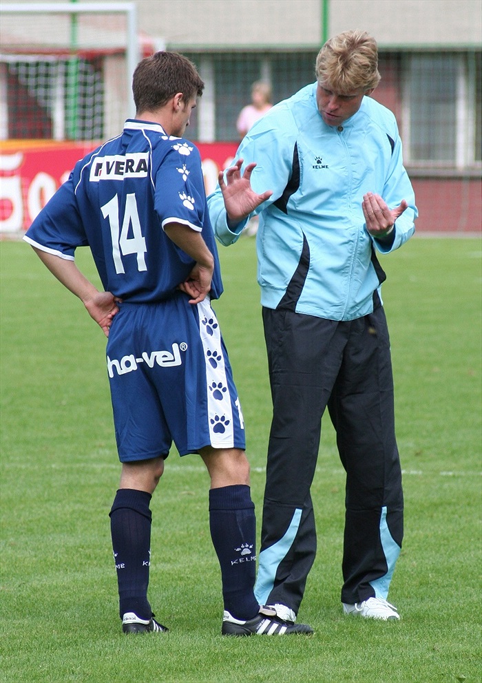 Trenér Busta připravuje do 2. půle střídajícího Marka.