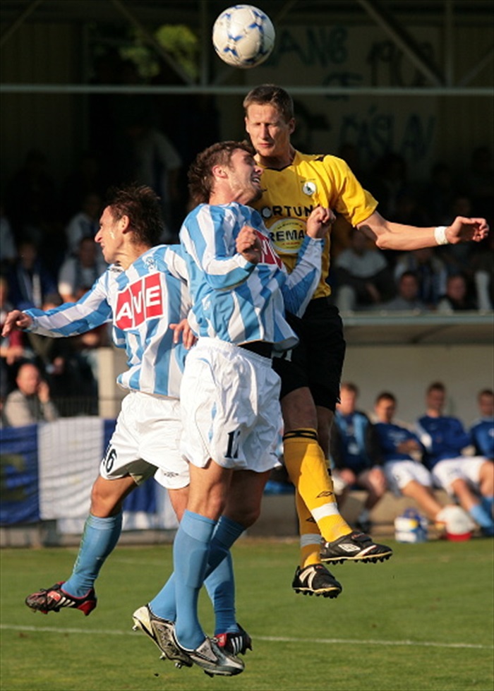 Škoda v hlavičkovém souboji.